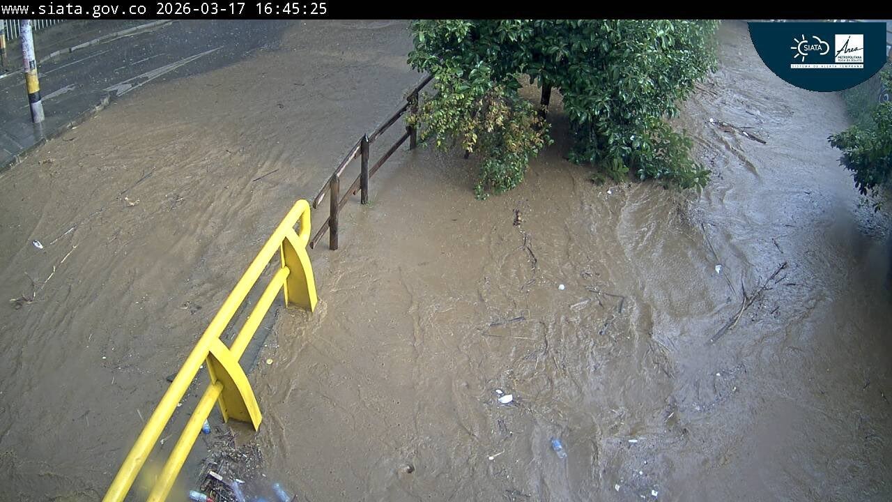 Aguacero en Medellín provoca inundaciones en la glorieta de Monterrey, en el Poblado.