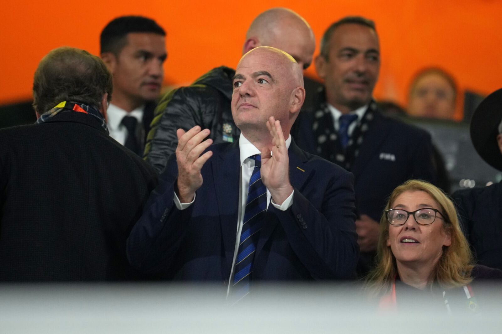 Gianni Infantino, presidente de la Fifa al lado de Ramón Jesurún en el juego de Colombia vs Marruecos