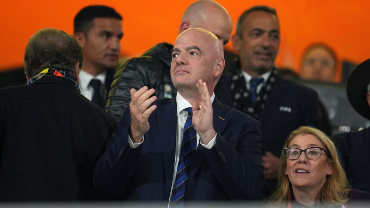 Gianni Infantino, presidente de la Fifa al lado de Ramón Jesurún en el juego de Colombia vs Marruecos