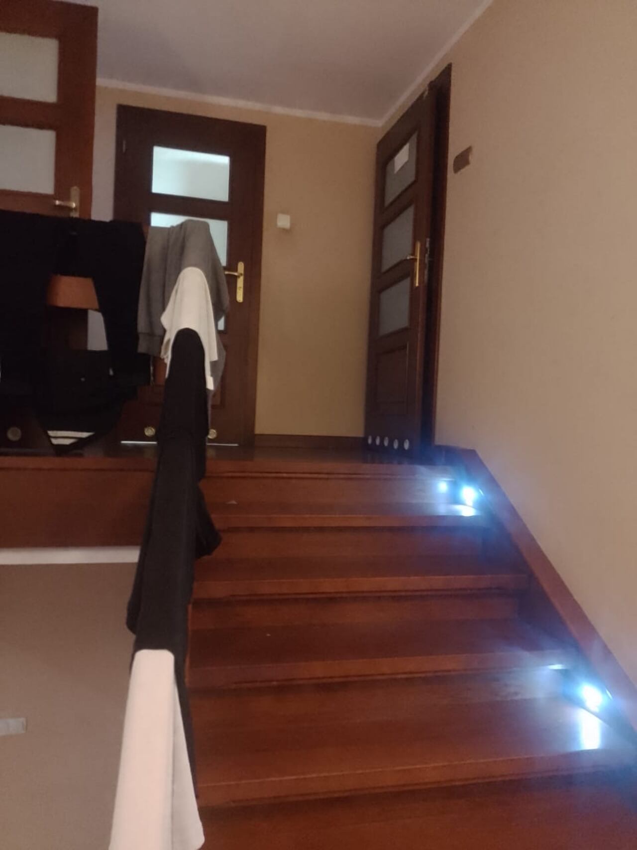 El interior de la casa donde habita un grupo de colombianos, en Lezno, territorio polaco (Leźno en polaco)