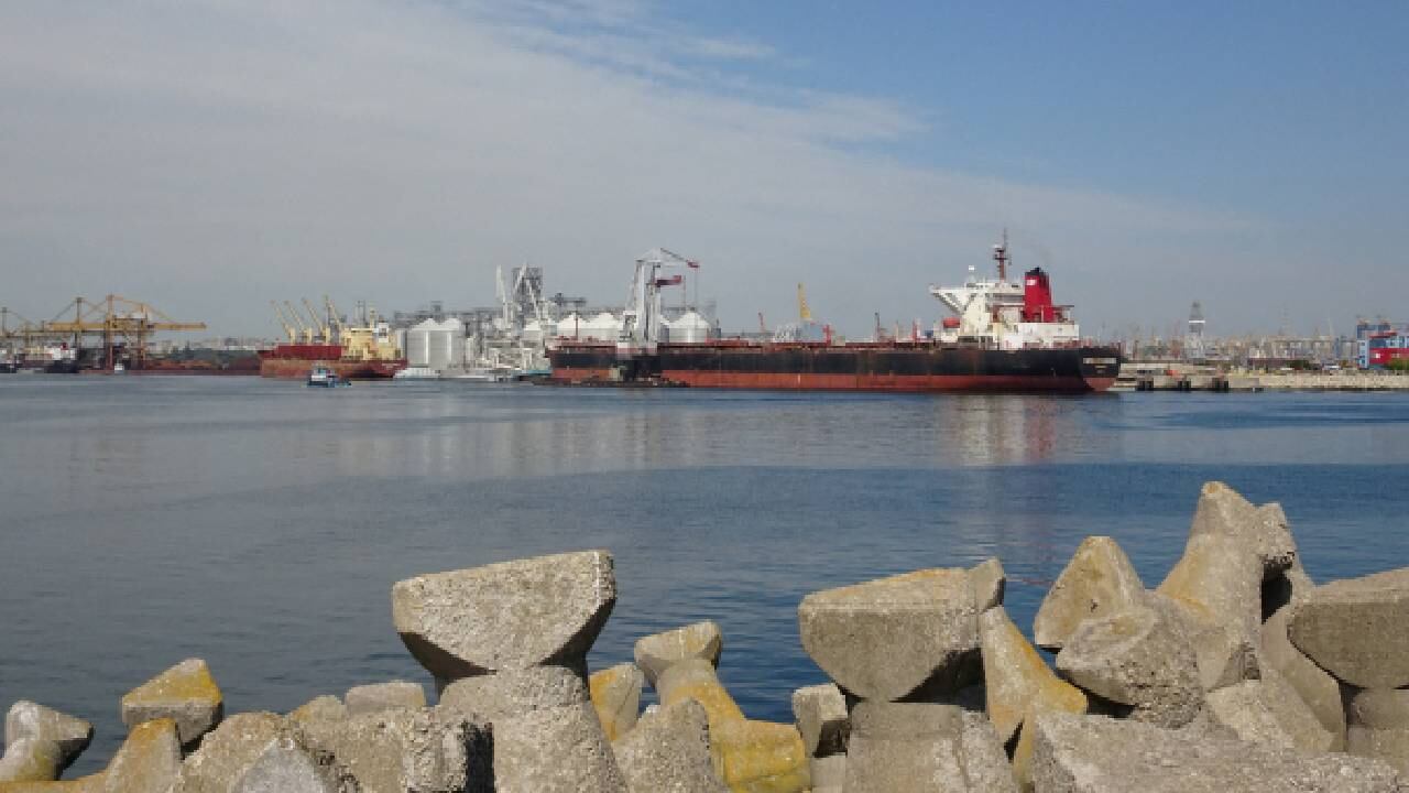 Imagen de archivo de la terminal de cereales con un silo de grano en el puerto de Constanza, en el Mar Negro.