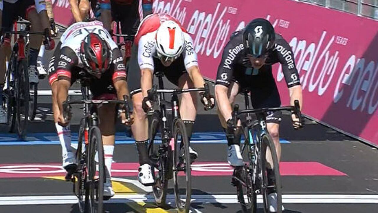 Alberto Dainese, del DSM, vino desde atrás para arrebatarle la victoria al colombiano