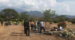 Al funeral solo pudieron asistir un par de amigos de Alejandro Llinás debido a las intimidaciones de los grupos armados ilegales.
