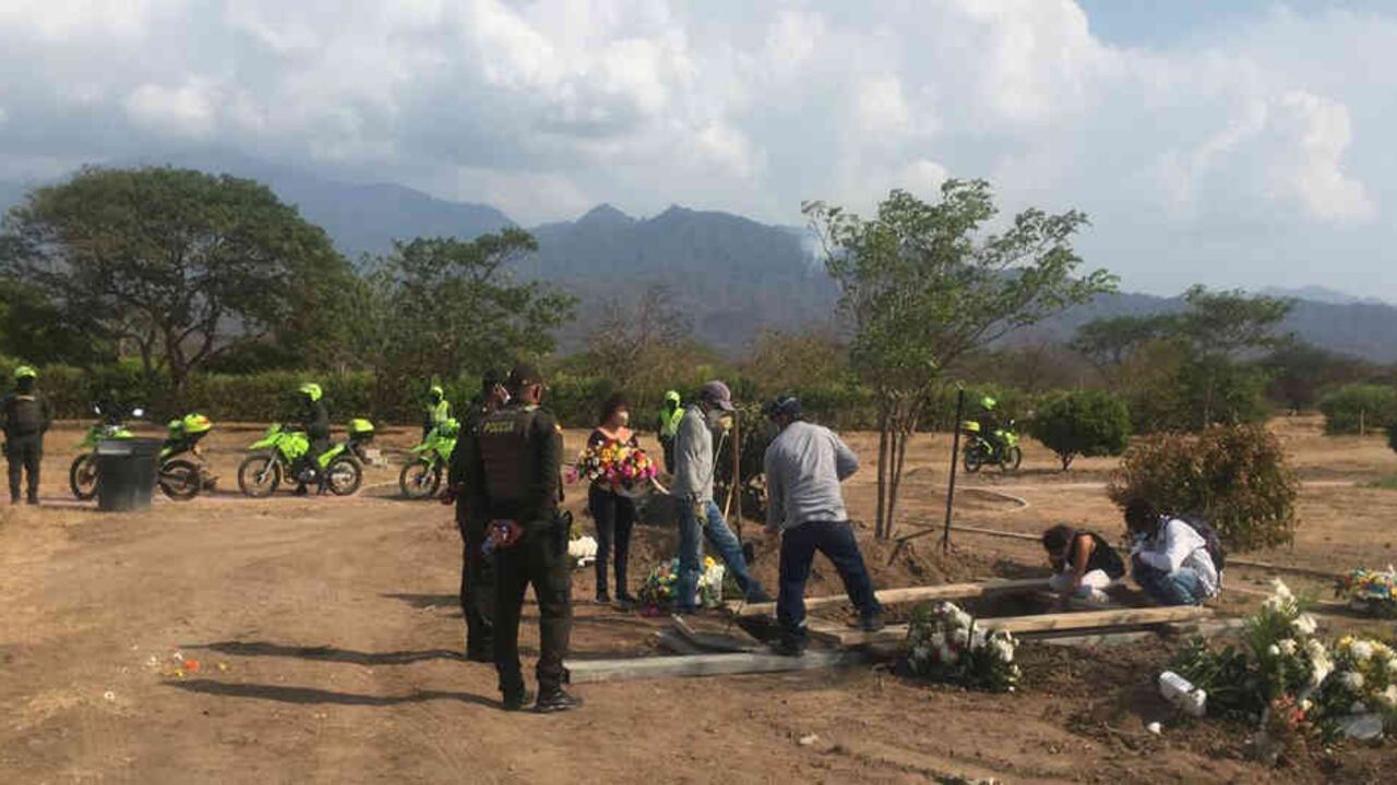 Al funeral solo pudieron asistir un par de amigos de Alejandro Llinás debido a las intimidaciones de los grupos armados ilegales.