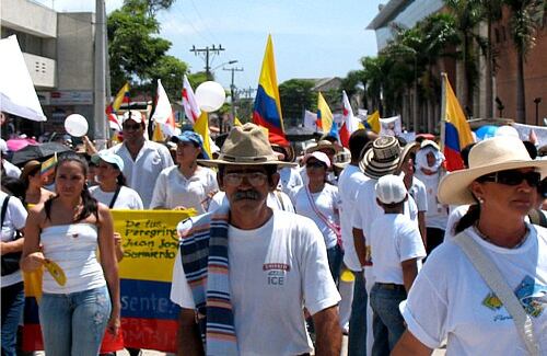 Familias enteras, jóvenes y ancianos, ricos y pobres, gente de todas las condiciones y credos inundaron las calles con un calor humano pocas veces visto. Barranquilla (Atlántico)