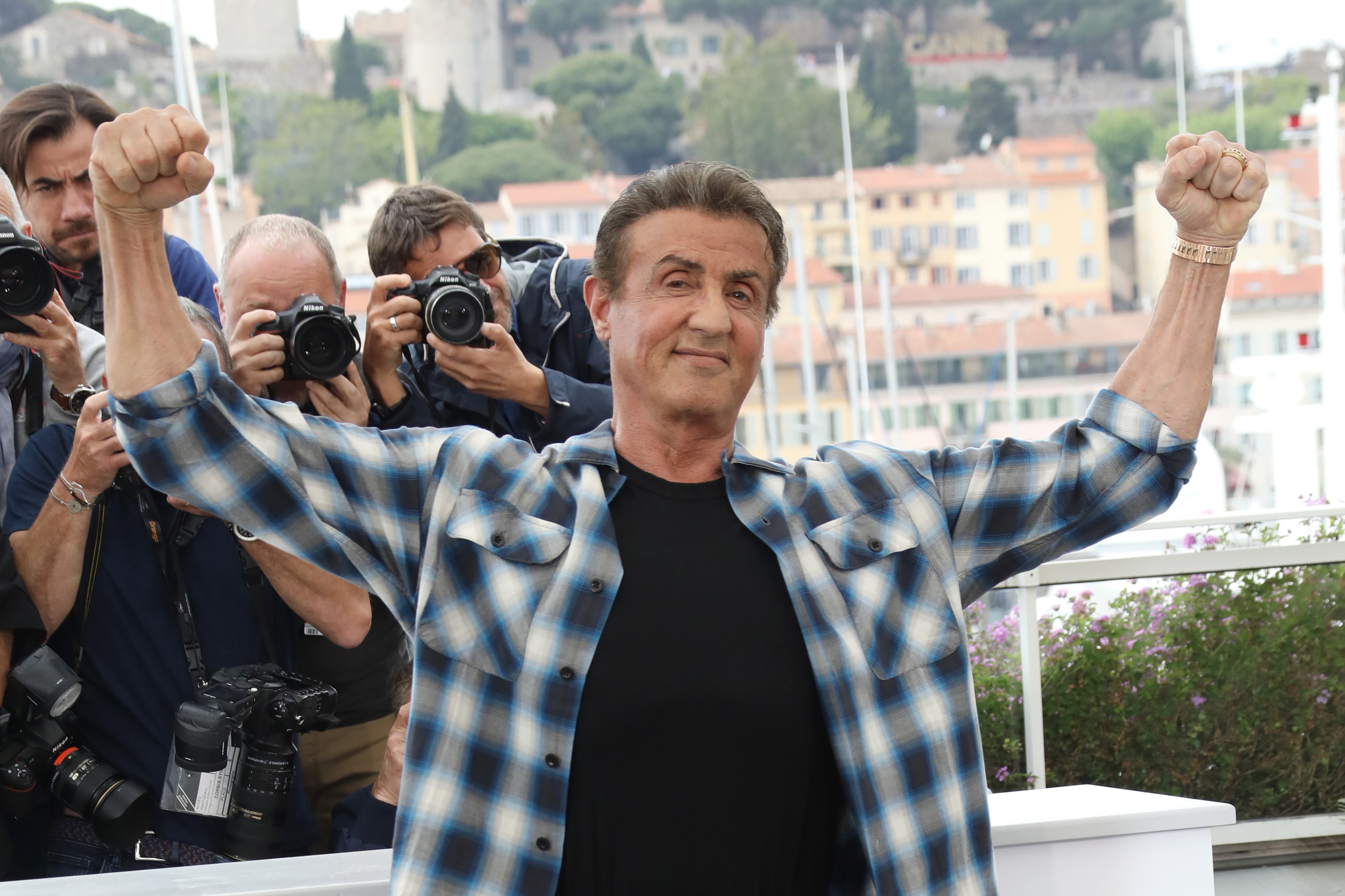 En sus inicios, cuando vivía en la calle, Stallone debió aceptar participar de una película pornográfica para poder conseguir dinero para sobrevivir.