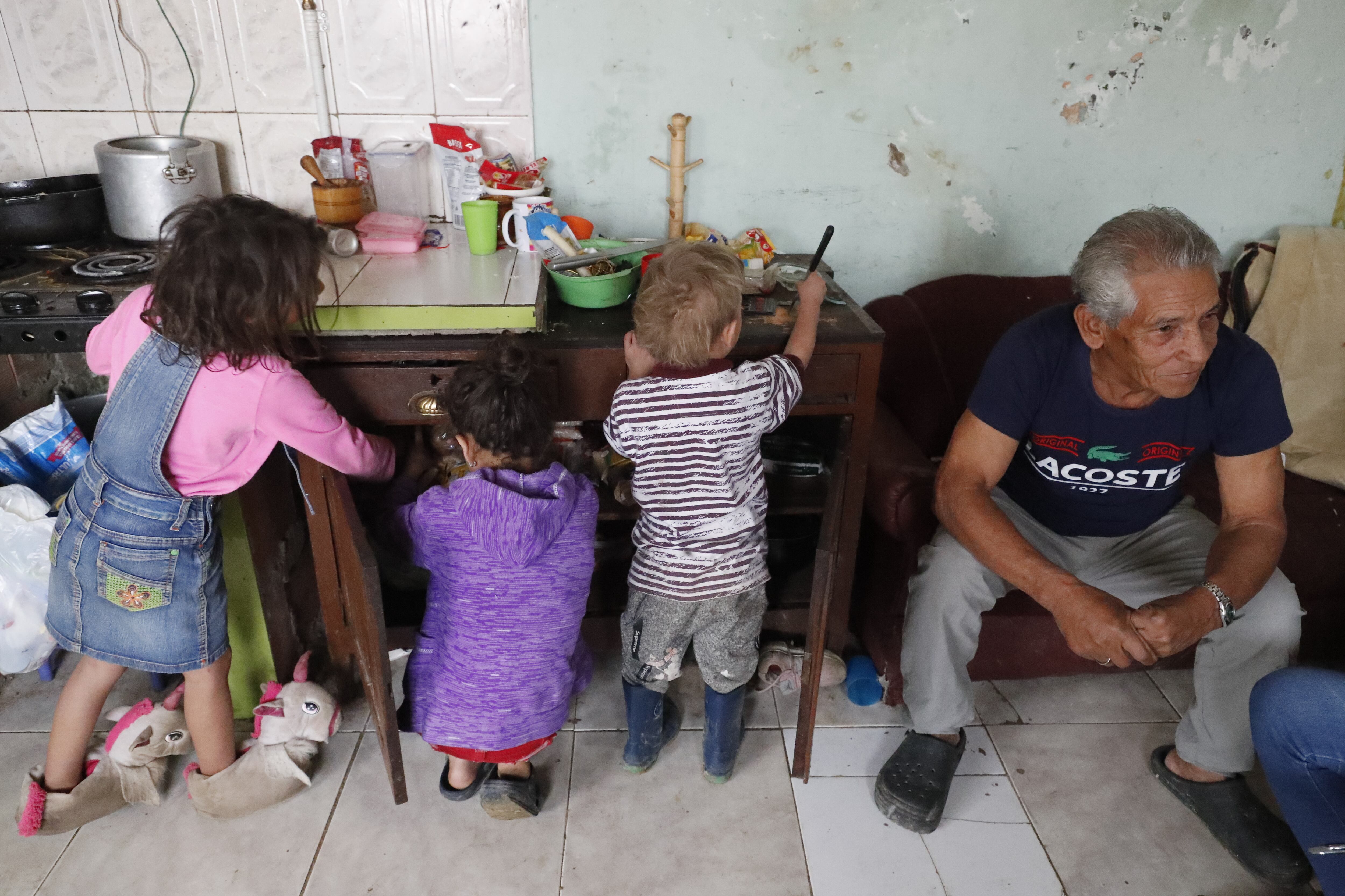 Pobreza familias vulnerables
niños mal alimentados
carestía
pobreza extrema
hambre
canasta familiar
precios altos
inflación
Soacha febrero 9 del 2022
Foto Guillermo Torres Reina / Semana