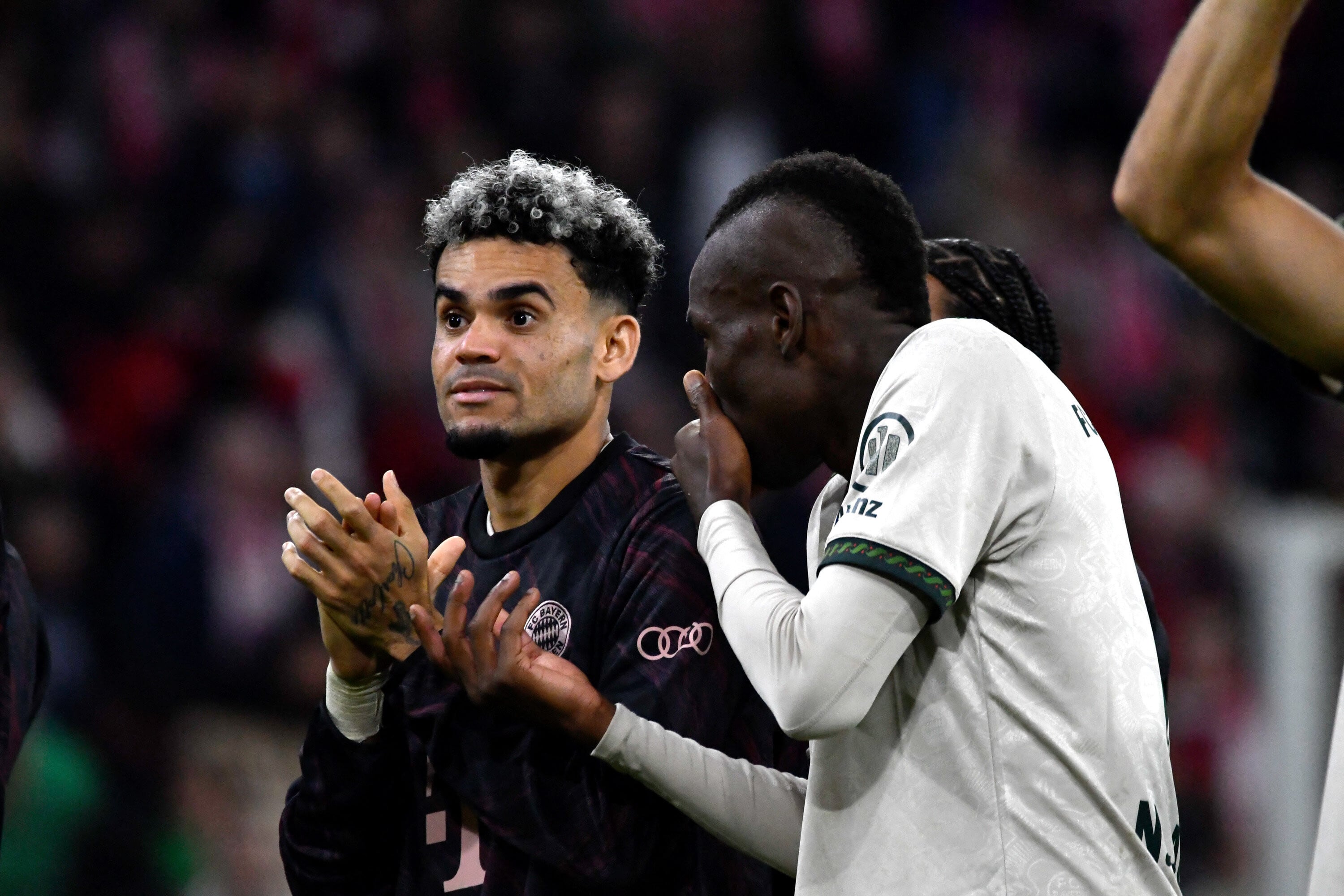 Luis Díaz junto a uno de sus compañeros del Bayern Múnich, tras victoria en Bundesliga