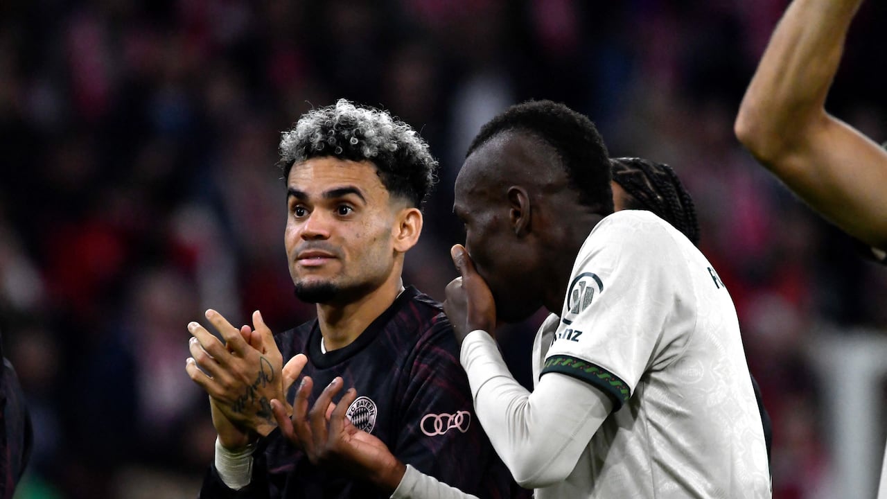 Luis Díaz junto a uno de sus compañeros del Bayern Múnich, en medio de un juego por Bundesliga