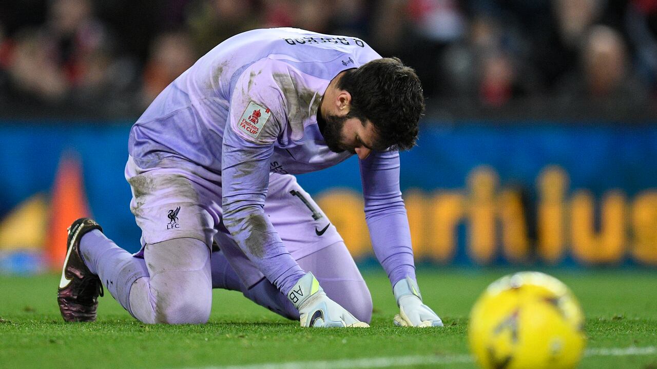 Alisson quedó tumbado en el suelo tras regalar el primer gol del Wolverhampton