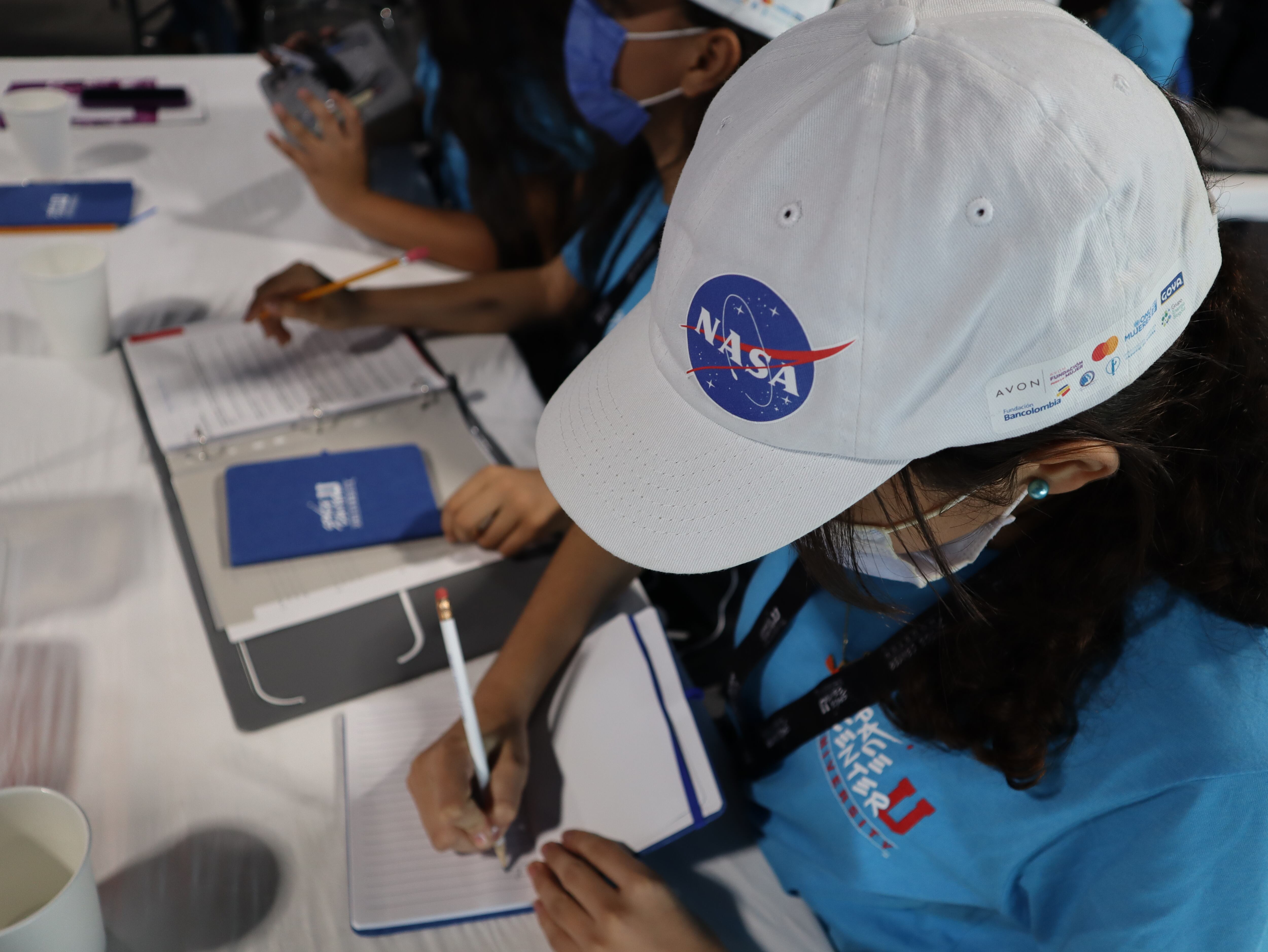 La Fundación She Is y el Space Center de la NASA.