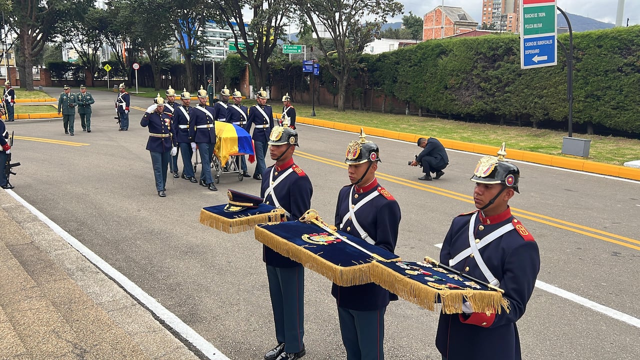 Con honores militares en la Escuela de Cadetes José María Córdova, el Ejército Nacional rinde honores militares al fallecido general (r) Ricardo Díaz.