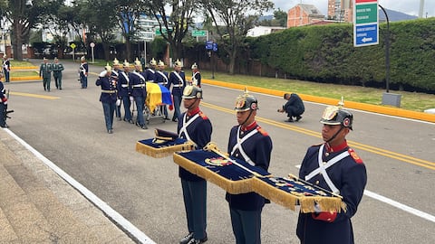Con honores militares en la Escuela de Cadetes José María Córdova, el Ejército Nacional rinde honores militares al fallecido general (r) Ricardo Díaz.