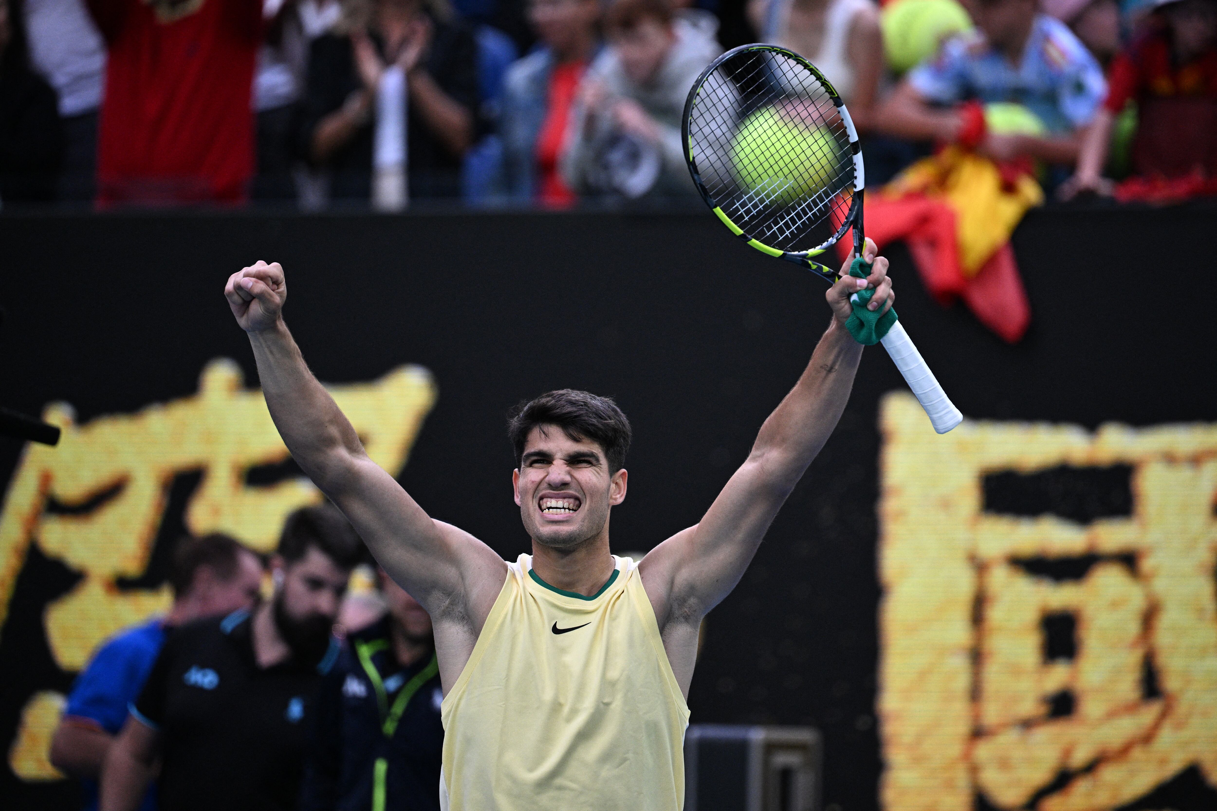El español Carlos Alcaraz celebra tras su victoria contra el italiano Lorenzo Sonego durante su partido individual masculino en el quinto día del Abierto de Australia de tenis en Melbourne el 18 de enero de 2024.