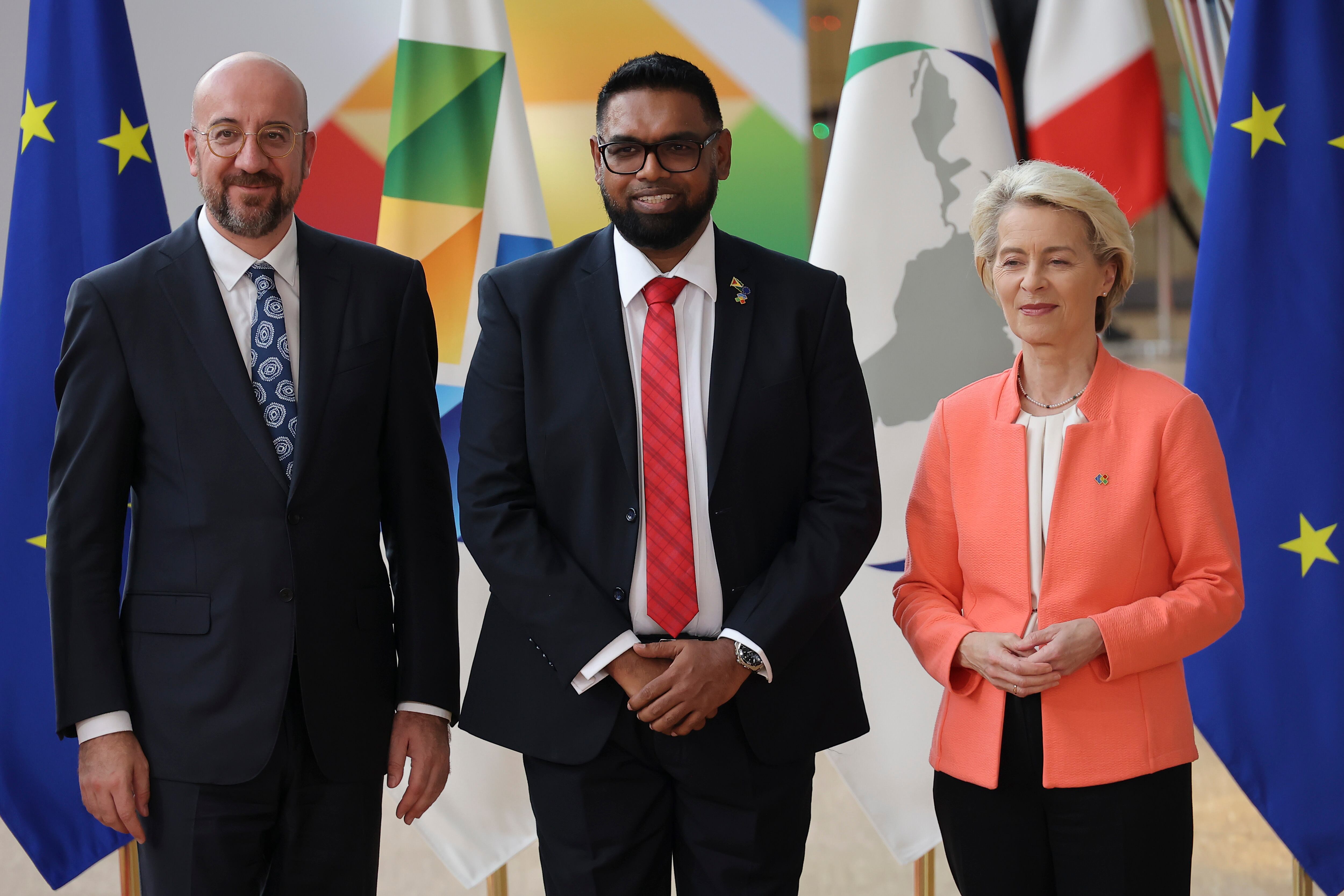 Irfaan Ali, presidente de Guyana, camina y posa en la ceremonia oficial de bienvenida de la delegación de la CELAC, recibida por el presidente del Gobierno español, Pedro Sánchez, el presidente del Consejo Europeo, Charles Michel, y la jefa de la Comisión Europea, Ursula von der Leyen. La Cumbre de la Unión Europea y la Comunidad de Estados Latinoamericanos y Caribeños se celebró en Bruselas, Bélgica, los días 17 y 18 de julio de 2023. La 3.ª Cumbre UE-CELAC se celebró en Bruselas, Bélgica, el 17 de julio de 2023. (Foto de Nicolas Economou/NurPhoto vía Getty Images)