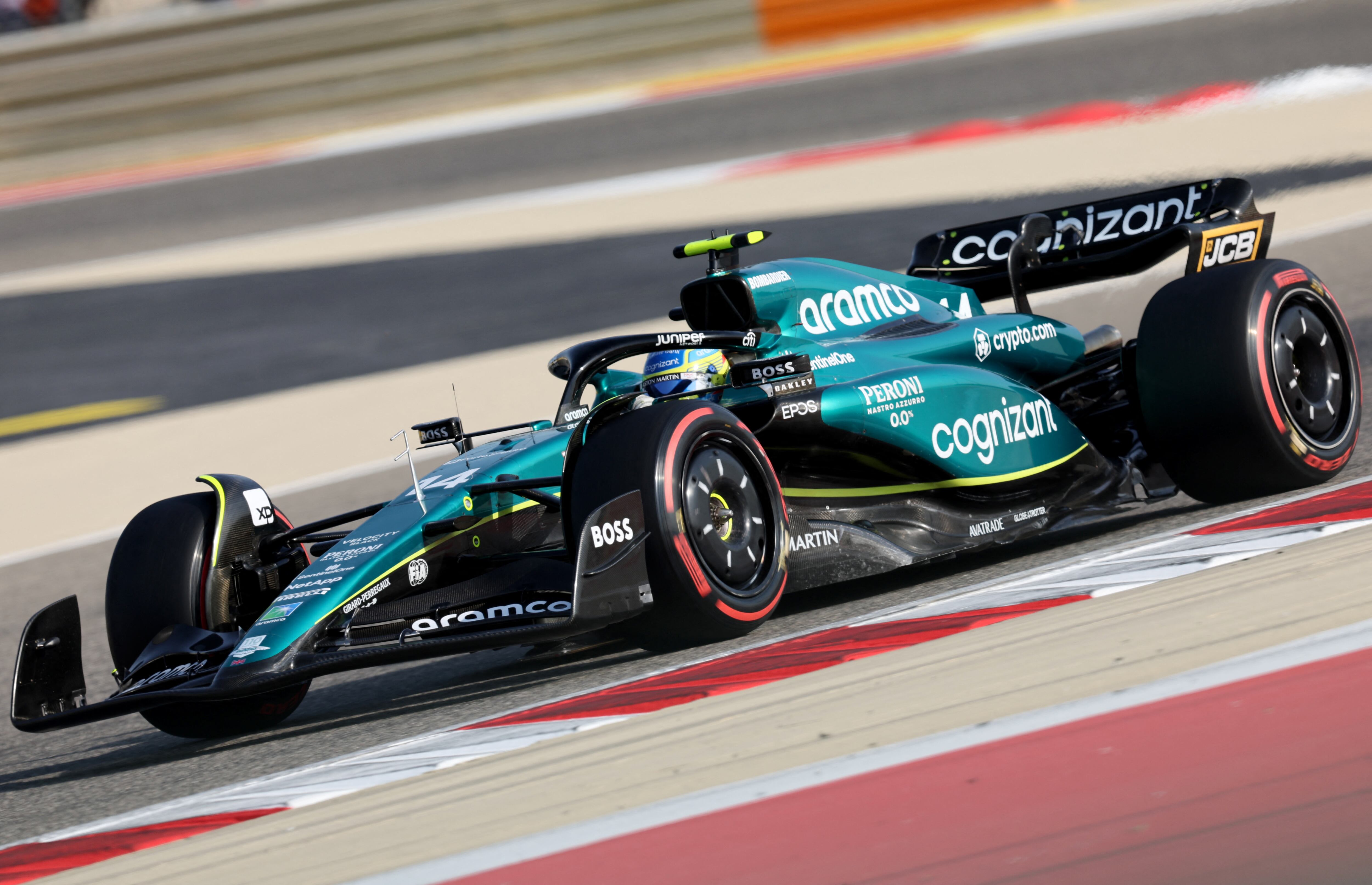 El piloto espalol de fórmula 1, Fernando Alonso, de Aston Martin's saldrá quinto este domingo en el Gran Premio de Baréin, (Photo by Giuseppe CACACE / AFP)