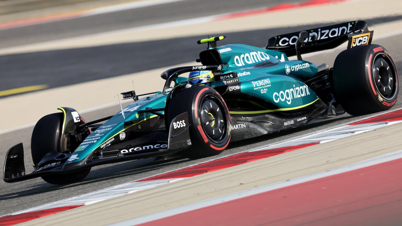El piloto espalol de fórmula 1, Fernando Alonso, de Aston Martin's saldrá quinto este domingo en el Gran Premio de Baréin, (Photo by Giuseppe CACACE / AFP)