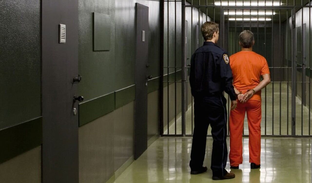 El convicto atacó por sorpresa al oficial de la correccional que lo estaba escoltando (imagen de referencia)