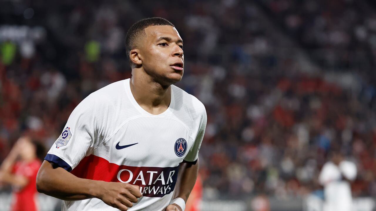 Kylian Mbappé del PSG durante el partido de fútbol de la Liga Francesa Uno entre Rennes y Paris Saint Germain, en el estadio Roazhon Park, en Rennes, Francia, el domingo 8 de octubre de 2023. (Foto AP/Jeremias González)