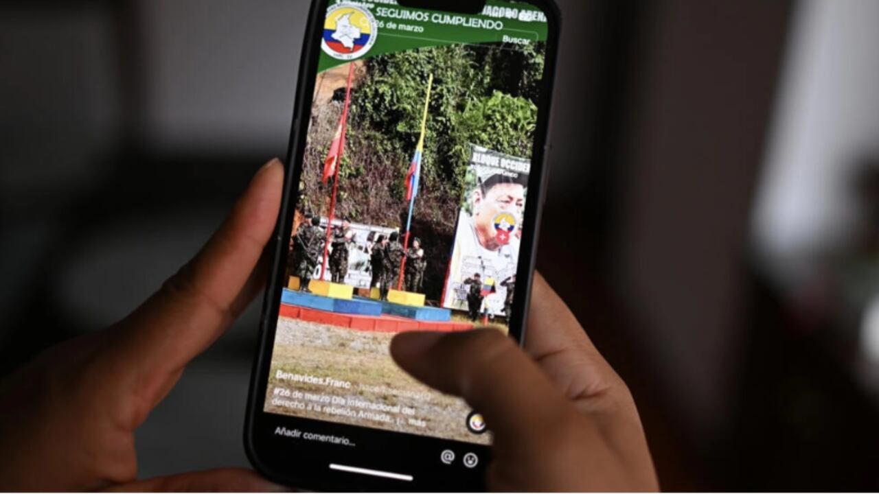 Esta foto ilustrativa muestra a una mujer mirando una cuenta de Tik Tok del Frente Franco Benavides de la guerrilla disidente de las FARC en Bogotá, el 2 de abril de 2024. AFP encontró en TikTok decenas de cuentas, cientos de publicaciones y varias comunidades propagandísticas de grupos armados que responden al Estado Mayor Central (EMC)