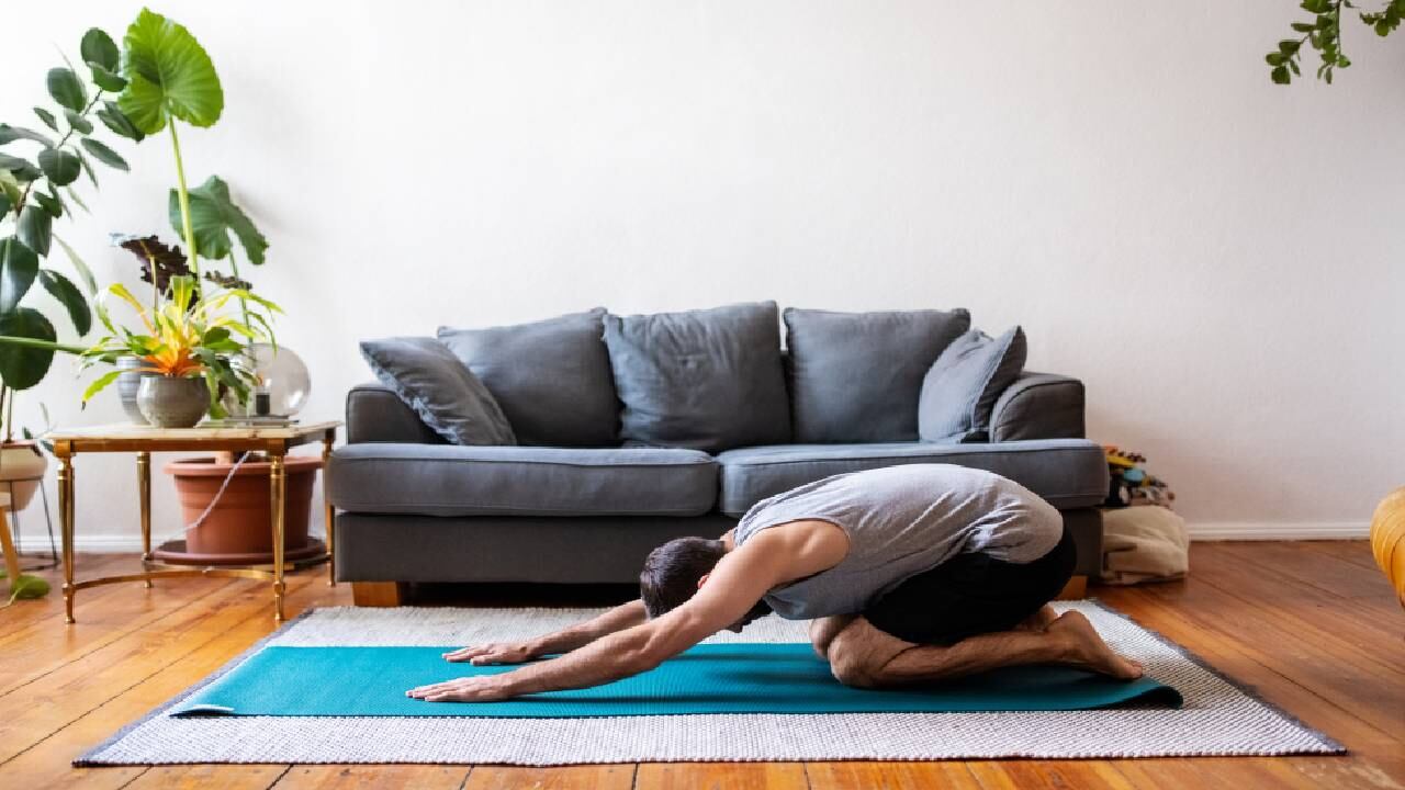 Realizar ejercicios de estiramiento pueden mejorar la postura para evitar la joroba. Foto GettyImages.