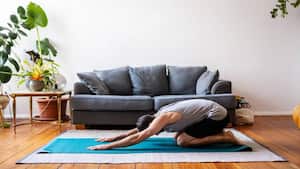 Realizar ejercicios de estiramiento pueden mejorar la postura para evitar la joroba. Foto GettyImages.