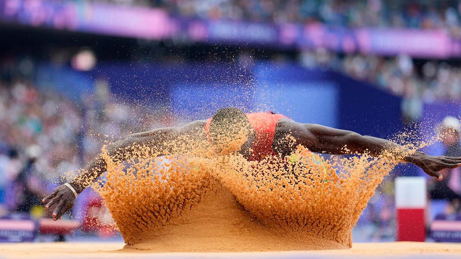 Lindon Victor, de Granada, intenta saltar de longitud en decatlón en los Juegos Olímpicos de Verano de 2024