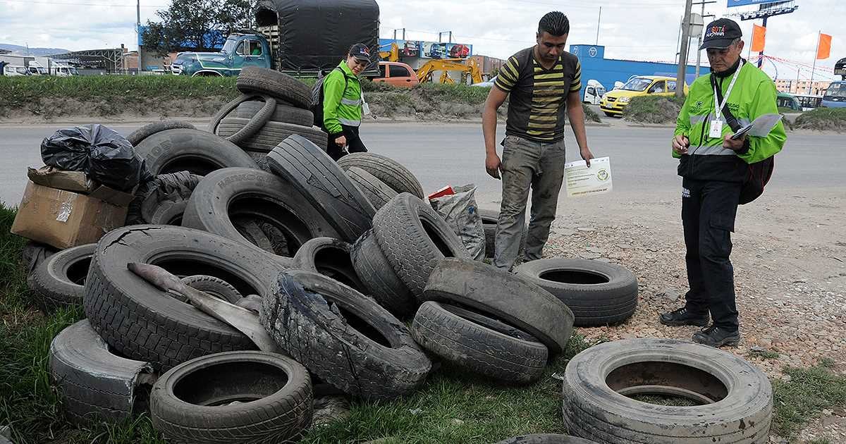 Por decreto, las llantas usadas no se pueden botar a la calle. No obstante, las ciudades se están volviendo a llenar de estos productos.