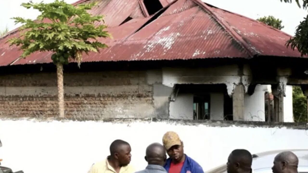 Así quedó el lugar donde se encontraban los estudiantes del colegio en Uganda.