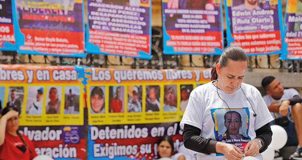Marcha de las familias de colombianos en El Salvador.
