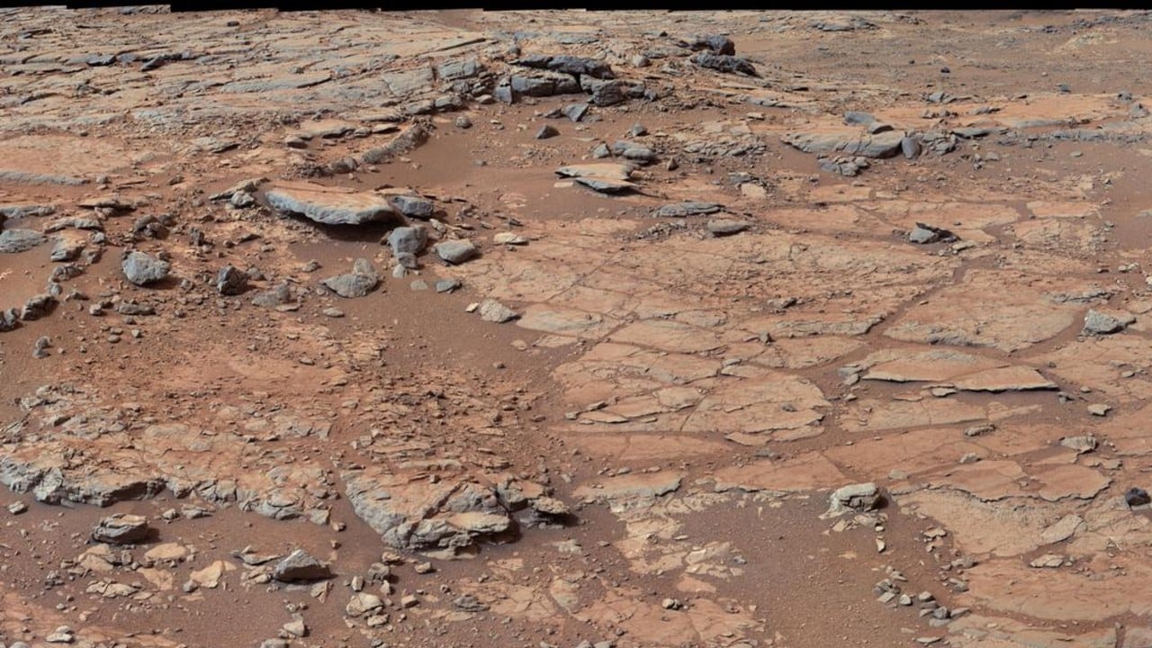 El róver Curiosity ha avanzado con sus seis ruedas sobre un suelo rocoso que ha provocado un daño importante en el material.