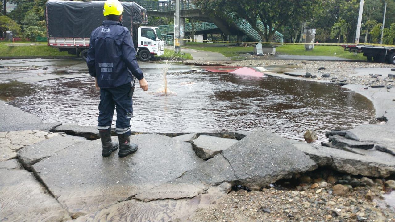 En el lugar hacen presencia varias unidades de bomberos, mientras solo hay paso a un carril en esta importante vía de la capital paisa.