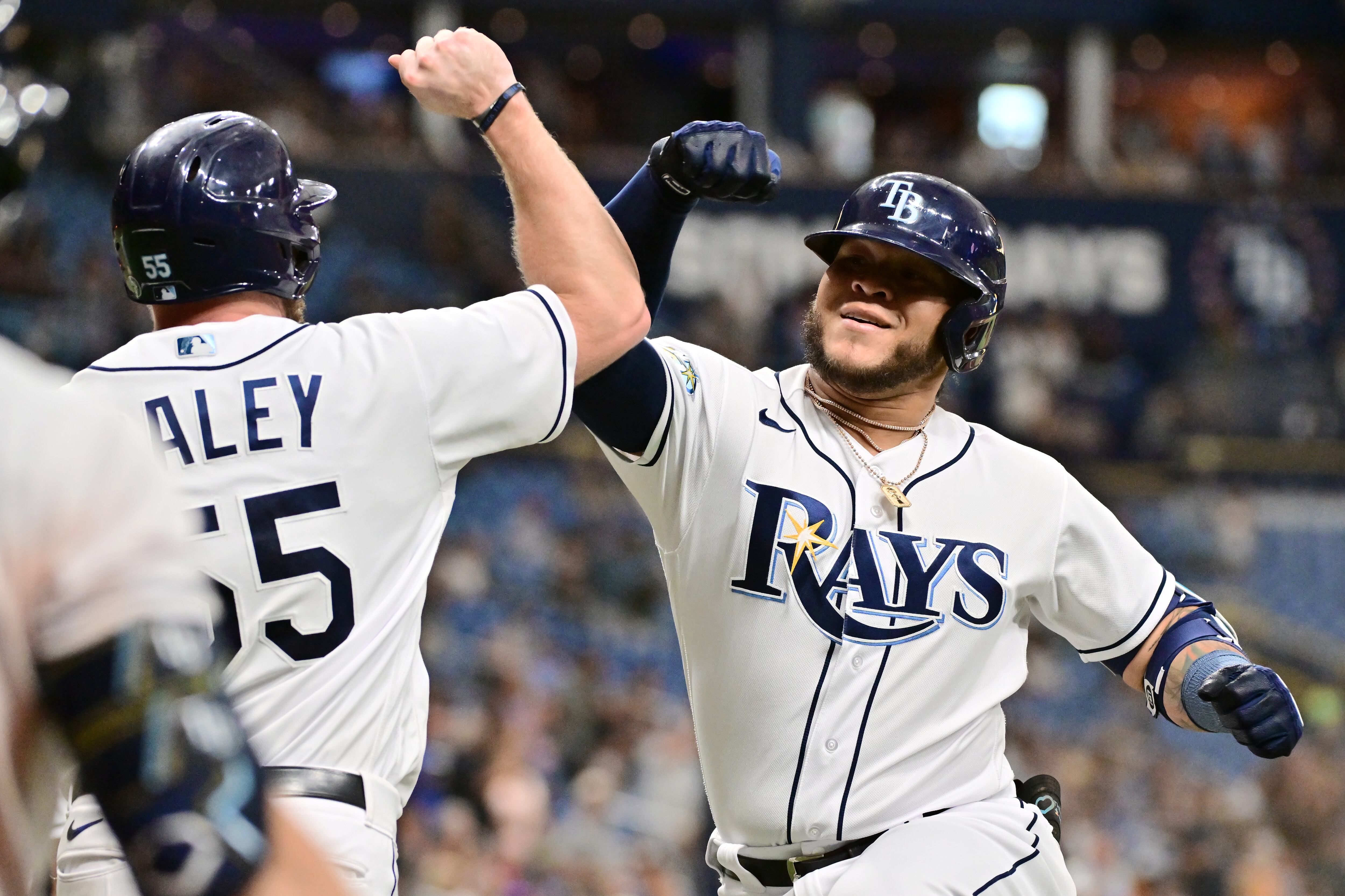 Harold Ramírez # 43 de los Rays de Tampa Bay celebra con Luke Raley # 55 después de conectar un jonrón de 2 carreras en la cuarta entrada contra los Mellizos de Minnesota en Tropicana Field el 8 de junio de 2023 en San Petersburgo , Florida. (Foto de Julio Aguilar/Getty Images)