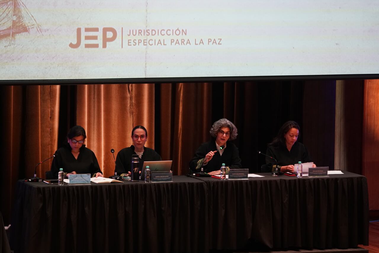 Ex comandantes de las FARC en el sur occidente Colombiano declaran frente a sus víctimas en la audiencia regional de declaración de la verdad en la Universidad Javeriana en Cali.