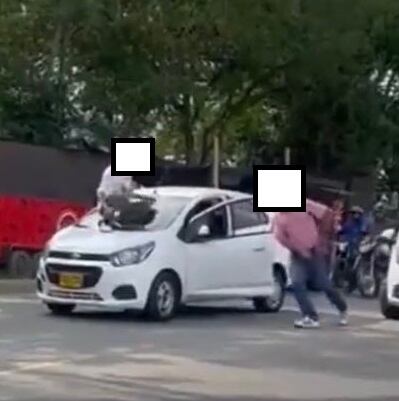 Impresionante riña entre conductores en Cali; uno fue noqueado y terminó en el hospital, el otro está siendo buscado por la Policía.