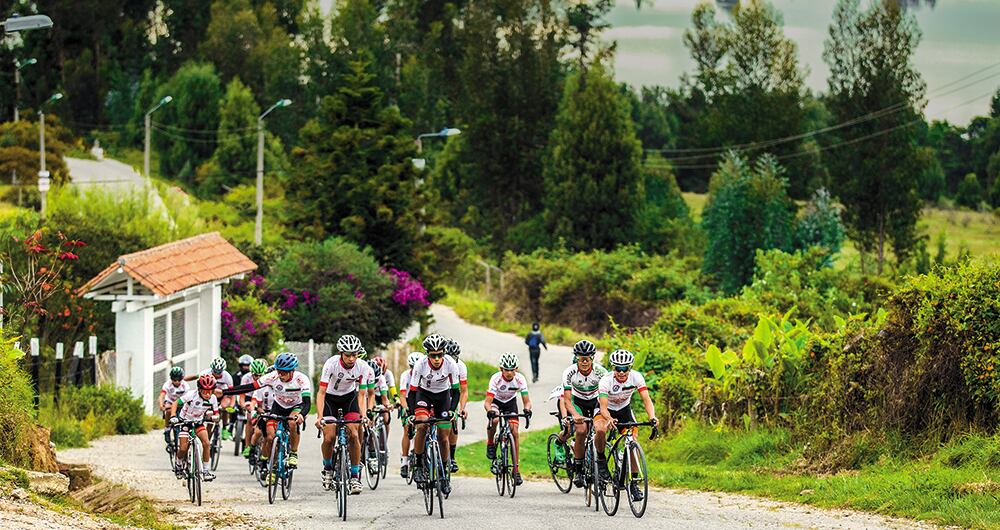 Pelotón de muchachos de la Escuela de Ciclismo Ciudad de Duitama.