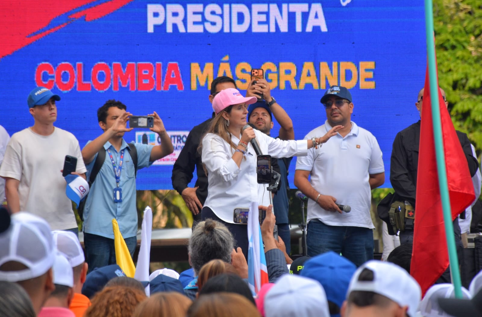 La senadora participó en encuentros ciudadanos en la capital del Valle del Cauca durante su campaña política.