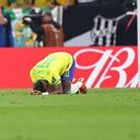 Duras imágenes de Neymar en medio del partido de Brasil contra Serbia.