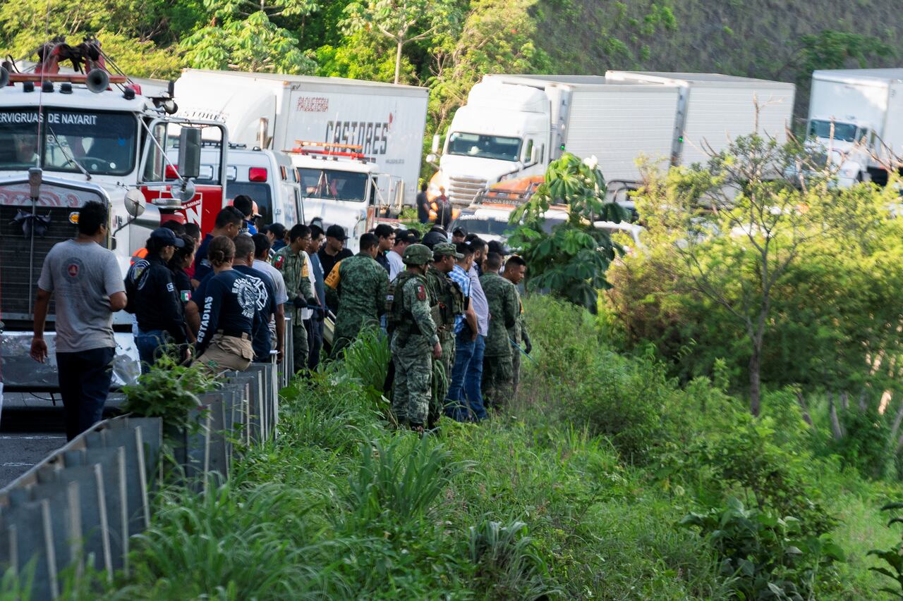 Autoridades trabajan en el sitio donde un autobús que viajaba hacia Tijuana se estrelló en una carretera, matando a varias personas, en Tepic, México