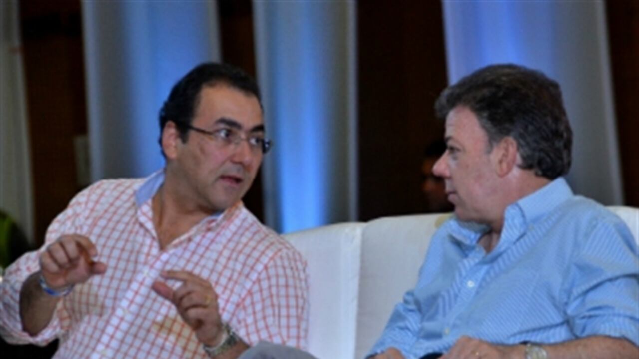 El Presidente Juan Manuel Santos, y el Ministro de Comercio, Industria y Turismo, Sergio Díaz-Granados en el marco del Acuerdo Para la Prosperidad No. 87, en Medellín.