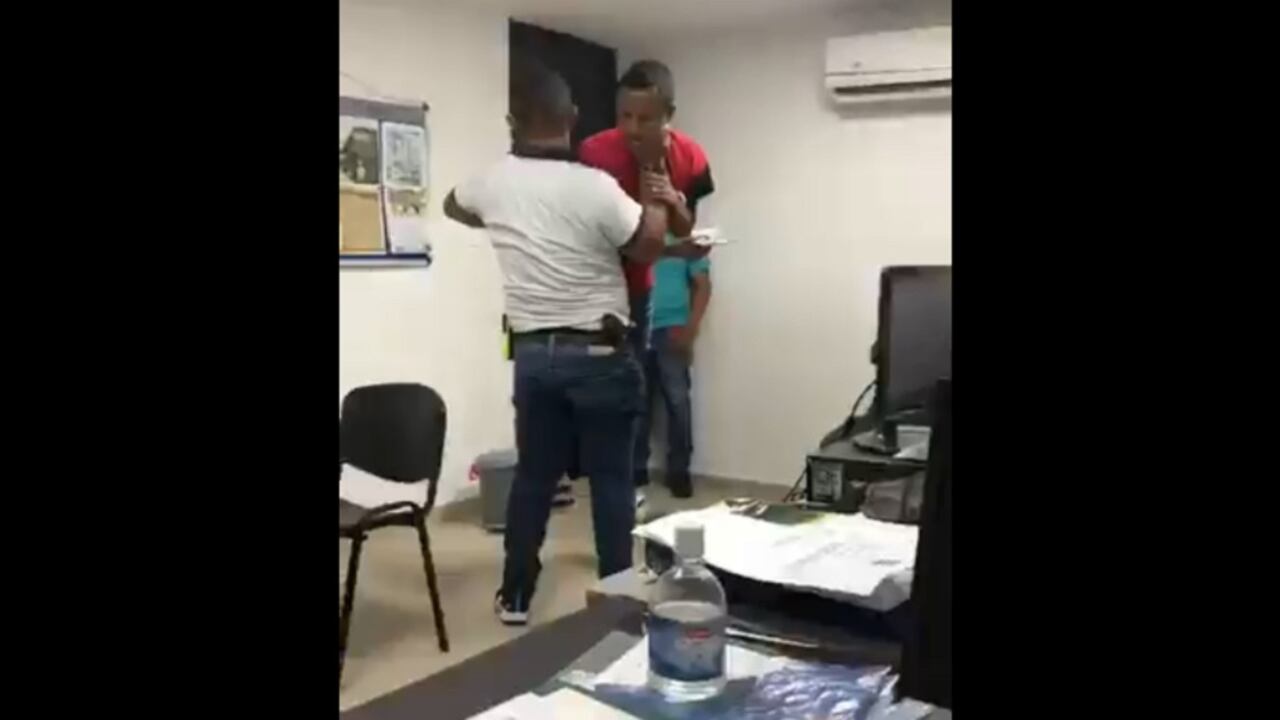 En video: hombre es lanzado contra la pared en estación de Policía de Atlántico; el hecho fue denunciado
