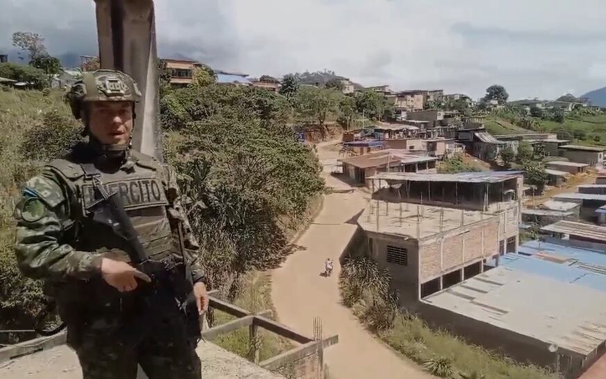 Los soldados llegaron hasta la Trinchera Tavares, la cual era una especie de cuartel general que los disidentes de las Farc usaban para monitorear, con cámaras de vídeo, a los pobladores de El Plateado, Argelia.