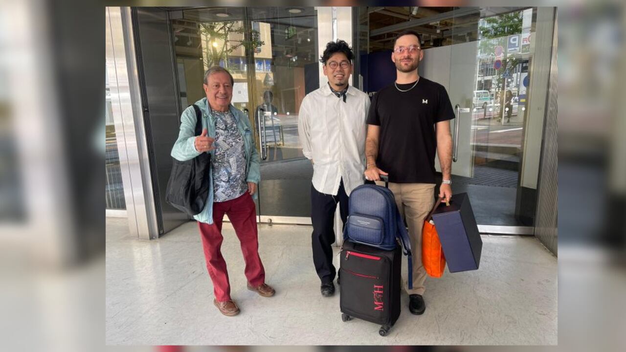 El empresario Mario Hernández y sus acompañantes, en Japón.