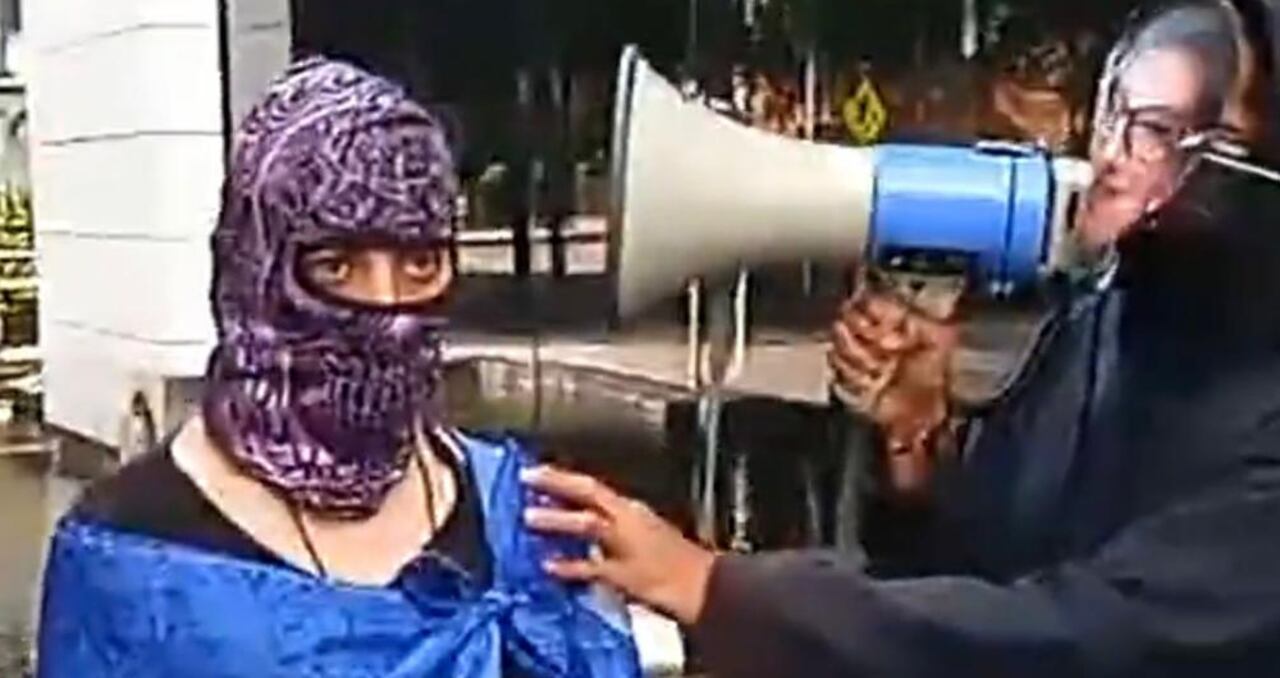 Mujer violenta contra SEMANA