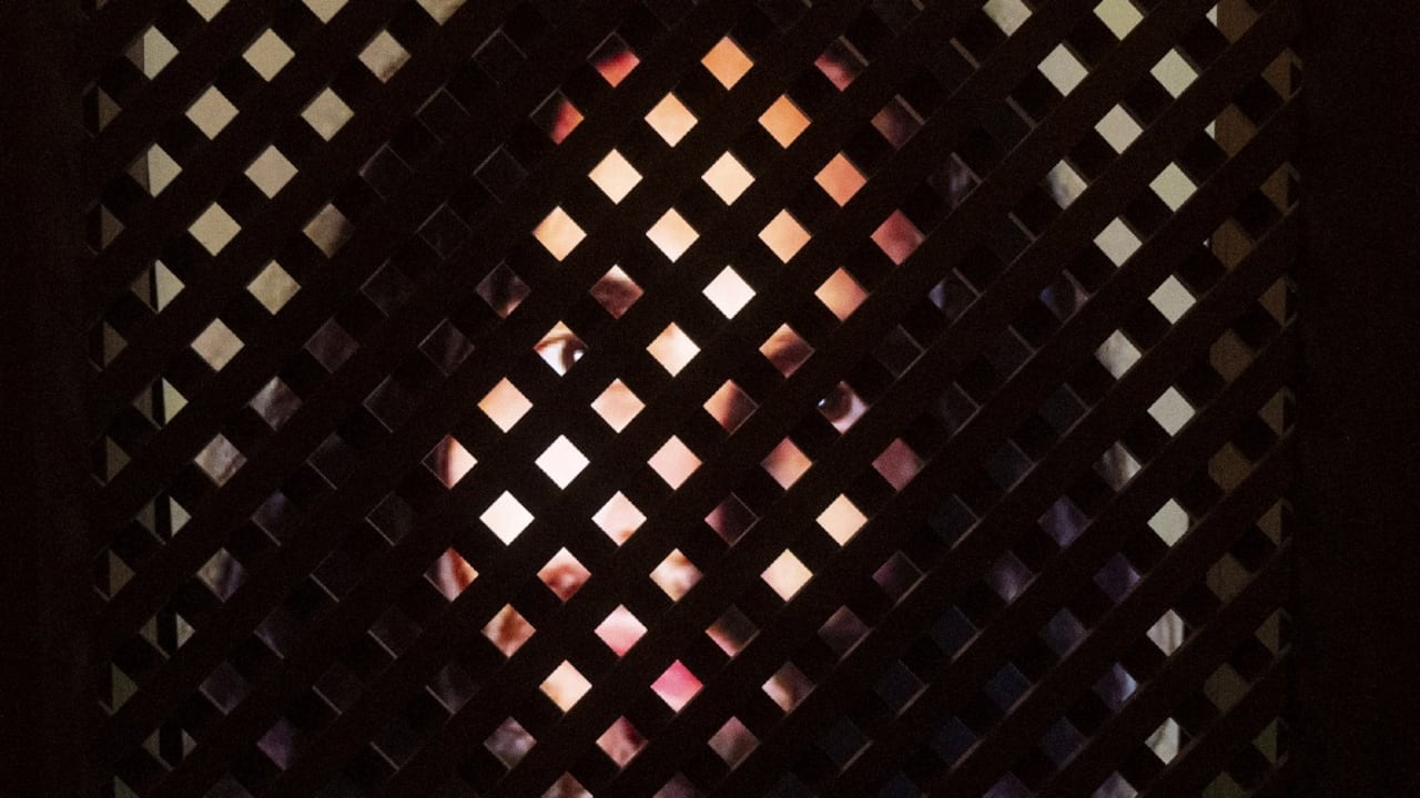 Una instalación de arte experimental con un Jesús de inteligencia artificial titulada "Deus in Machina", montada en un confesionario en la Capilla de San Pedro, en Lucerna, Suiza, el 25 agosto de 2024