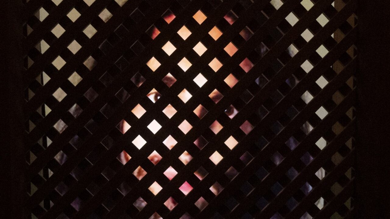 Una instalación de arte experimental con un Jesús de inteligencia artificial titulada "Deus in Machina", montada en un confesionario en la Capilla de San Pedro, en Lucerna, Suiza, el 25 agosto de 2024