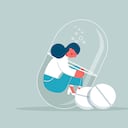 Mujer paciente con depresión ahogándose en medicamentos sentada dentro de una botella - Ilustración de referencia