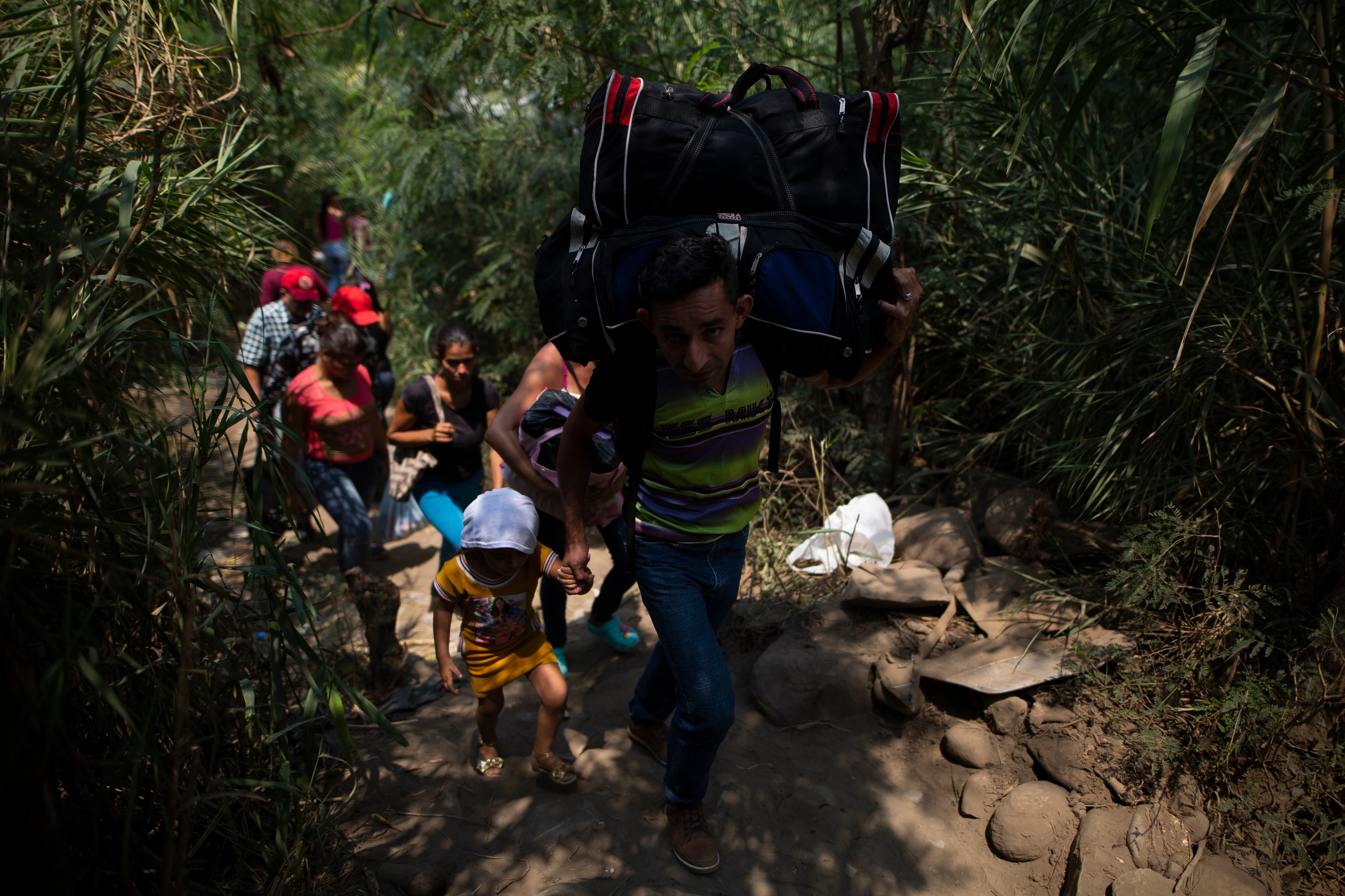 Familias enteras cruzan de venezuela a Colombia por las trochas