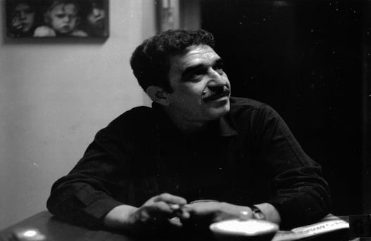 1967- GARCÍA MÁRQUEZ, EN EL ESCRITORIO DE SARA FACIO