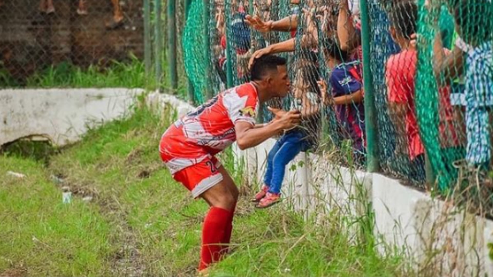 El jugador sufrió un accidente desde un sexto piso en Bogotá